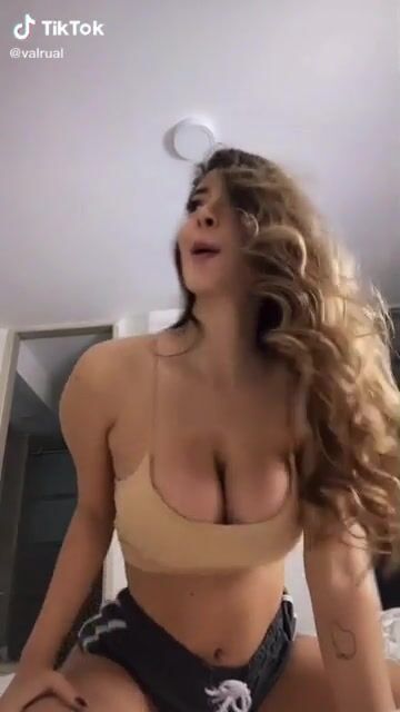 Wow that butt jiggle ????