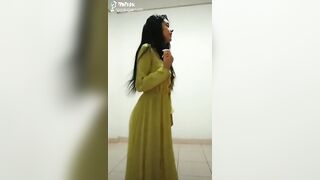 Sexy TikTok Girls: Con la mano en el piso #2