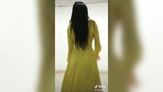 Sexy TikTok Girls: Con la mano en el piso #3