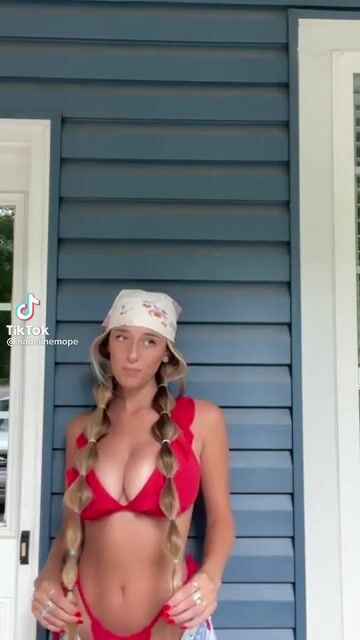 She do bad ????