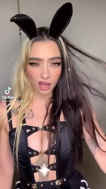 She can't keep her toungue in her head