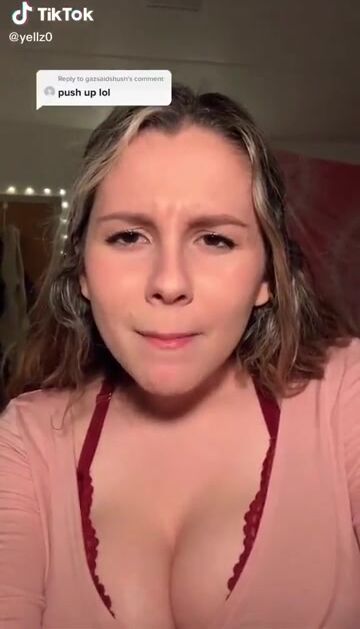 Yellz0 doing a pushup