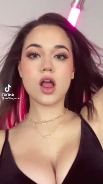 Sofia showing us cleavage again ????