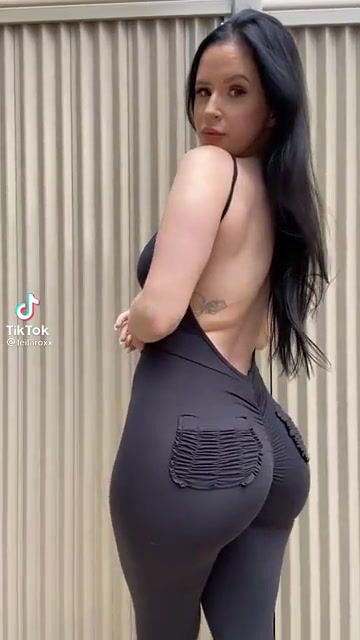 Jiggling those phat cheeks