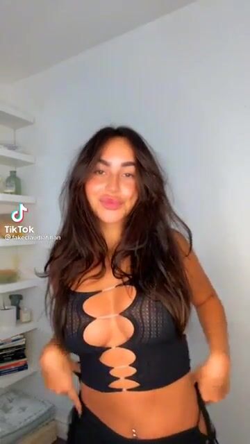 You can see her nipples ????