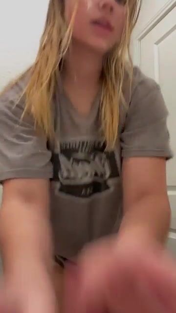 Placing your hand on da ass crack while she jiggles