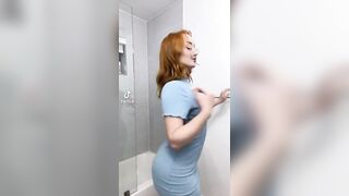 Sexy redhead makes it clap ????????