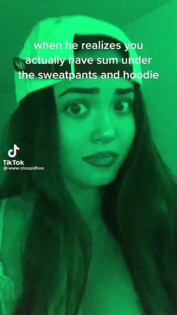 I wish this was my fuck buddy cuz she lowkey look like she good at video games