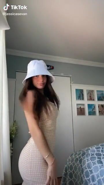 Fuck she's cute ????