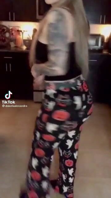 Tattooed thot shaking it ????