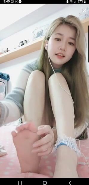 don't understand but nice feet