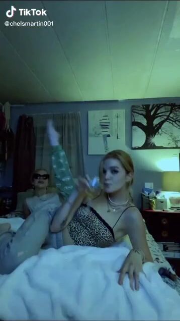 3 pretty girls with pretty feet ????????