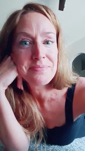 Shes just discovering people like her feet