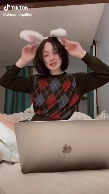 at this point, all i ever post is sinnamon’s feet ????‍♂️????