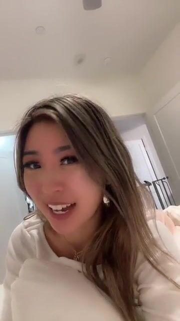 AsianHoneyBun - The Pose