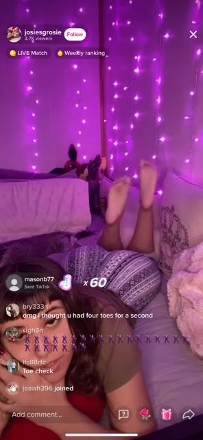 Josiesgrosie - girl showing feet