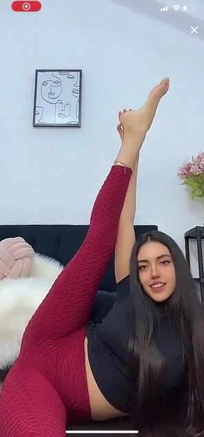 Beautiful girl shows off arches on live ????