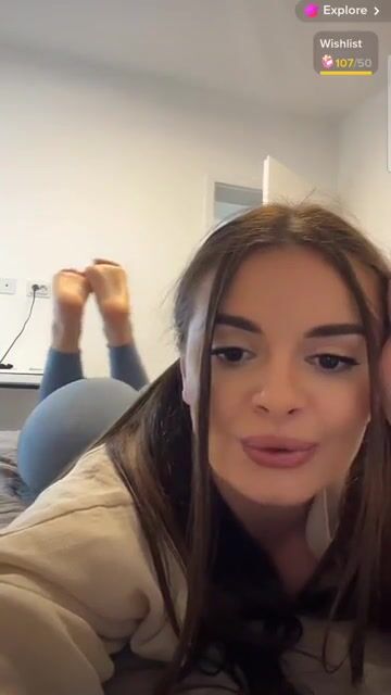 Dm me to share feet pics