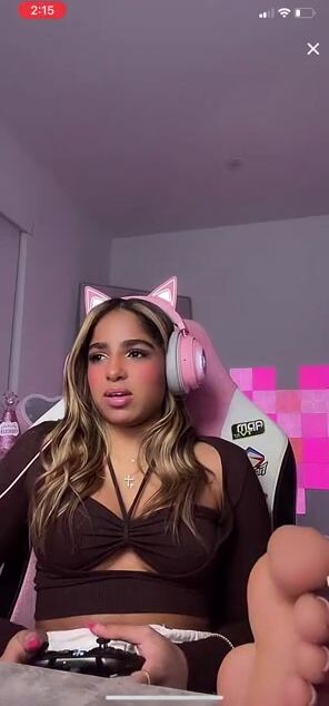 Gamer girl showing feet while playing ????????