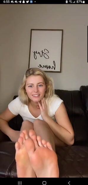 she's so damn hot ????????????