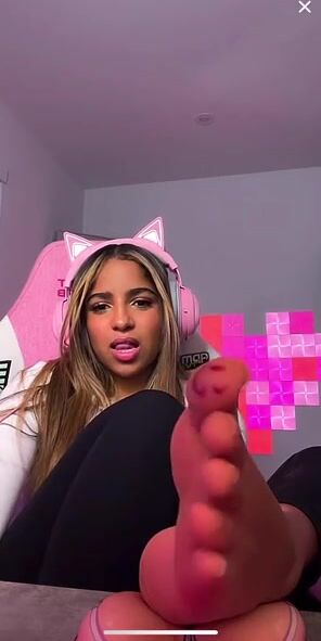 Found her in my tiktok live. Does anyone else’s tik tok live have hella feet on it or just me ?????