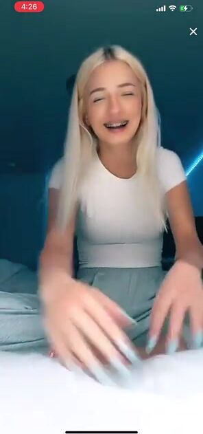 Kayla voids soles. This was from her live awhile ago. When she hit 3million likes.