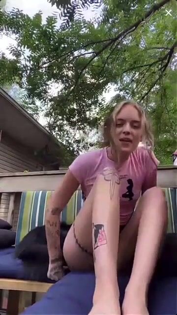 Tatted girl shows soles on live for awards