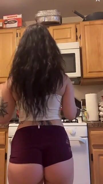 Clips from the live that got her acct clipped ????