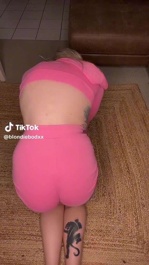 @blondiebodxx yoga stretch cameltoe