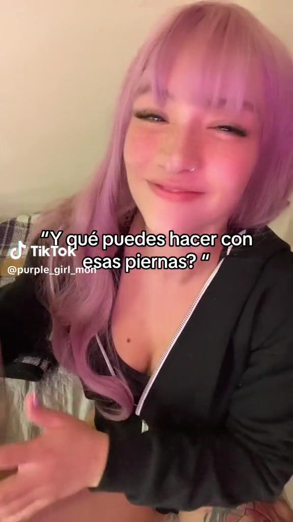 @purple_girl_mon leg spread cameltoe