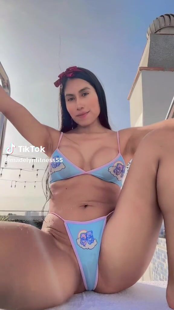 @madelynfitness55 Bikini leg spread