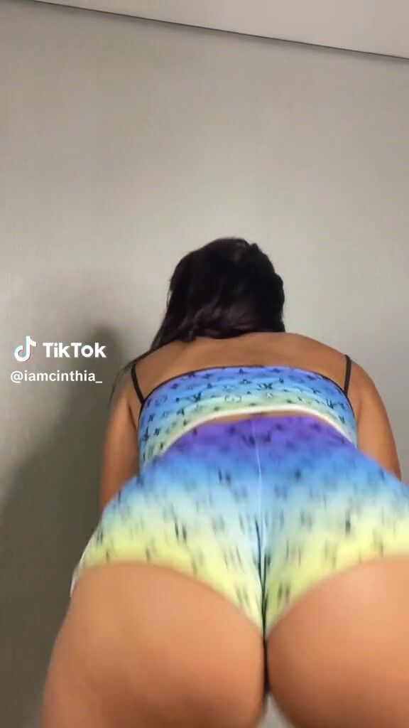 @iamcinthia_ sexy twerk cameltoe shorts