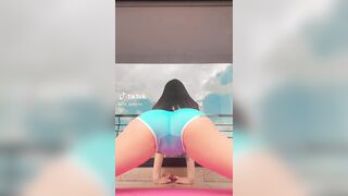 NSFW TikTok: @liz_gelviss estirandose en shorts latina #4
