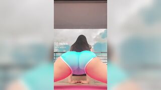 NSFW TikTok: @liz_gelviss estirandose en shorts latina #2