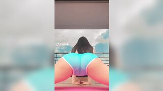 NSFW TikTok: @liz_gelviss estirandose en shorts latina #3