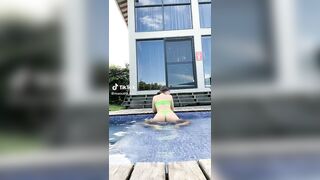 NSFW TikTok: @manuela.muv twerking en la piscina bikini verde #4