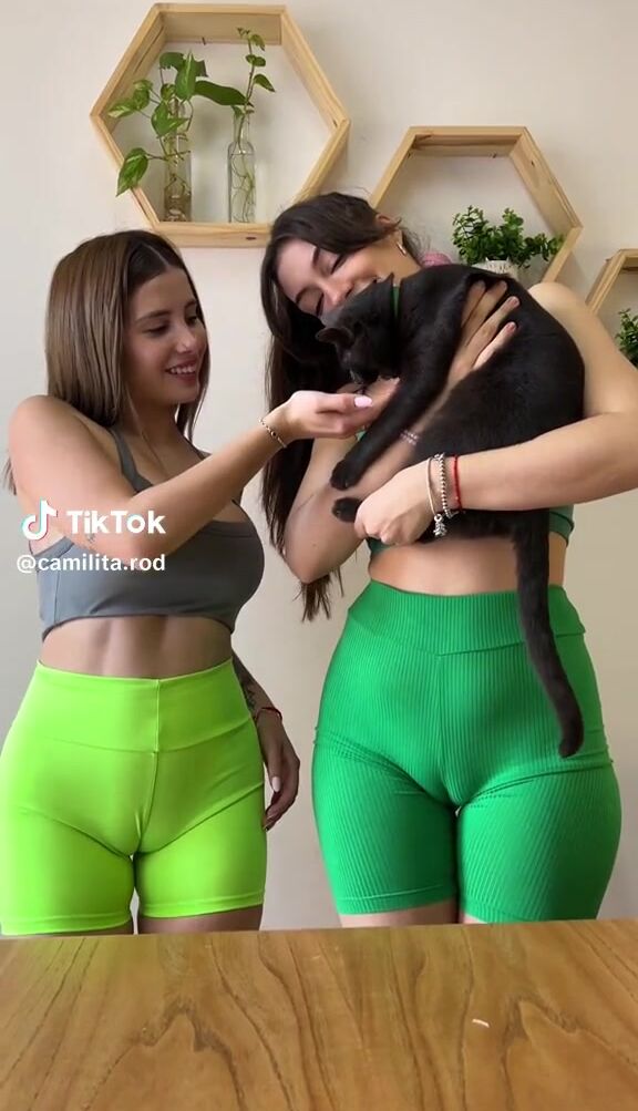 @camilita.rod hot girls cameltoe leggins
