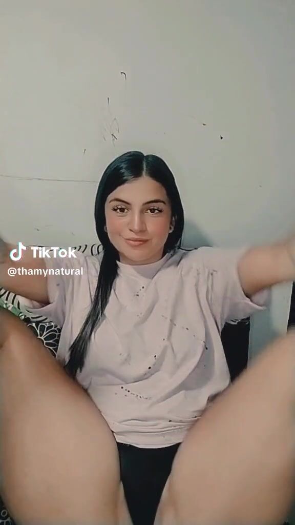 @thamynatural thamy ☘️ leg spread pussy lips oops