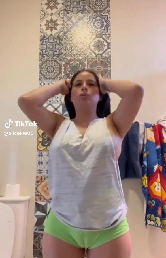 Alice descuido sideboob cameltoe