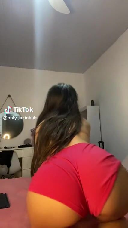 @only.juzinhah bend over cameltoe shorts doggy style