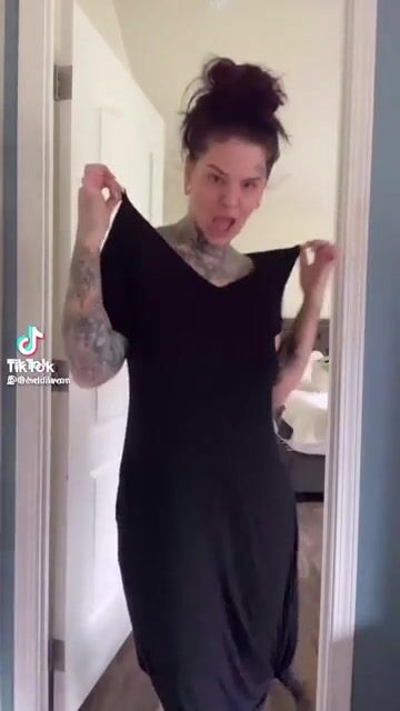 I absolutely adore her body! Can’t believe this really showed up on my for you page, Tik Tok is the new Wild West