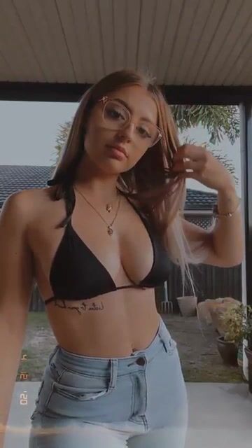 Anybody know het tiktok @?