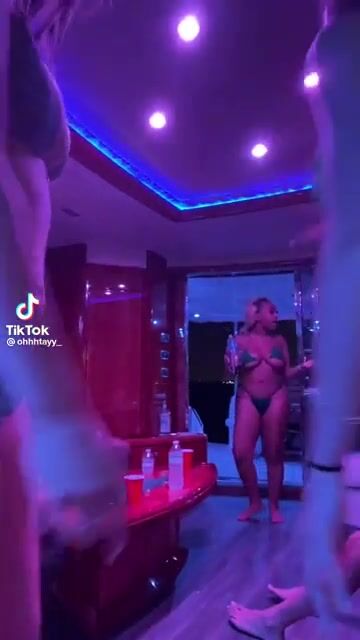 These twins have the fattest asses ????