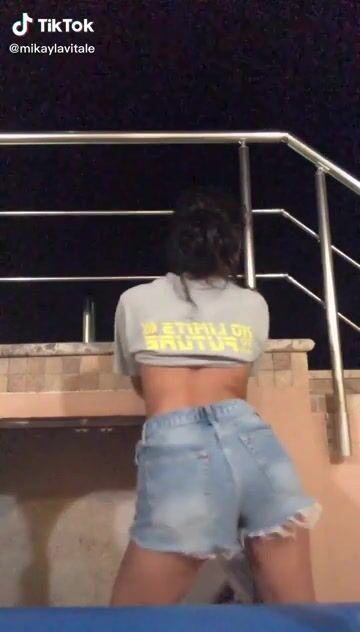 Italian teen twerks to Hips don’t lie