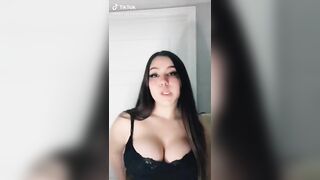 Sexy TikTok Girls: They be jiggling #1