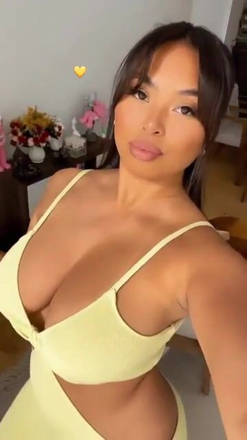 Big tits and a pretty face @itslindavo on Instagram