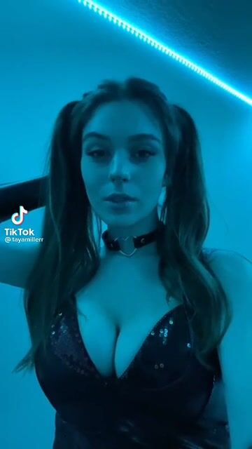 Big tit Harley Quinn ????
