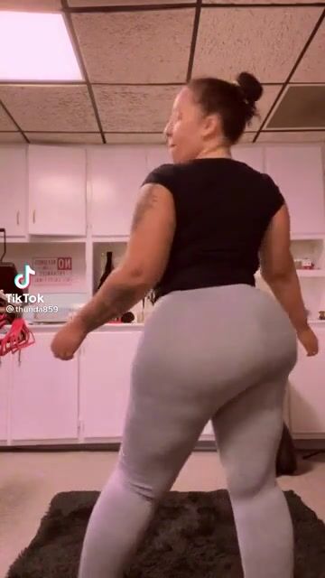 Just me or dis bitch look like Kelly Divine but more black