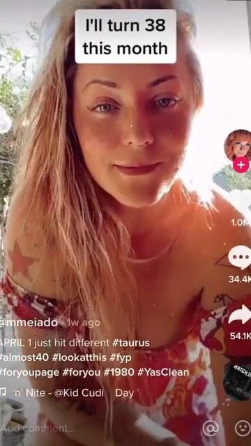 38 Year Old MILF showing off ass ????