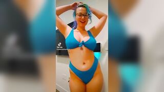 Sexy TikTok Girls: They peak thru a lil #3